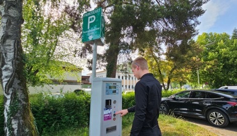 Rund um das Strandbad wurden Parkscheinautomaten aufge- stellt. Da müssen Badegäste jetzt eine Parkgebühr zahlen. (Bild: Tragner Christian)