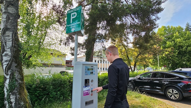 Rund um das Strandbad wurden Parkscheinautomaten aufge- stellt. Da müssen Badegäste jetzt eine Parkgebühr zahlen.