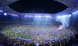 Die Freude über den Aufstieg kannte bei den HSV-Fans keine Grenzen: Sie stürmten den Rasen. 