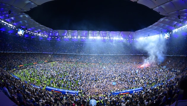 Die Freude über den Aufstieg kannte bei den HSV-Fans keine Grenzen: Sie stürmten den Rasen. 