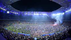 Die Freude über den Aufstieg kannte bei den HSV-Fans keine Grenzen: Sie stürmten den Rasen.  (Bild: GEPA)