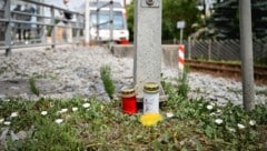 Kerzen erinnern an das schreckliche Unglück.