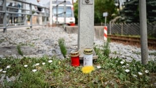 Kerzen erinnern an das schreckliche Unglück. (Bild: Wenzel Markus)