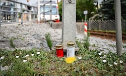 Kerzen erinnern an das schreckliche Unglück.