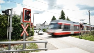 Der Eferdinger Bahnübergang ist nur mit einer Lichtsignalanlage gesichert. (Bild: Wenzel Markus)