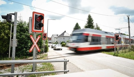 Der Eferdinger Bahnübergang ist nur mit einer Lichtsignalanlage gesichert. (Bild: Wenzel Markus)