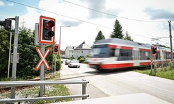 Die Todeskreuzung in Eferding, wo Benjamin in unmittelbarer Nähe der elterlichen Wohnung vom Zug ...
