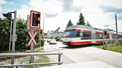 Die Todeskreuzung in Eferding, wo Benjamin in unmittelbarer Nähe der elterlichen Wohnung vom Zug ...