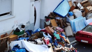 In Bayern haben Mitarbeiterinnen und Mitarbeiter einer Entrümpelungsfirma 600.000 Euro Bargeld in einer Wohnung gefunden (Symbolbild). (Bild: APA/Daniel Reinhardt)