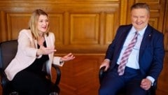 Es darf auch gelacht werden: Emmerling und Ludwig zeigen sich beim Interview im Roten Salon des ...