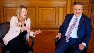 Es darf auch gelacht werden: Emmerling und Ludwig zeigen sich beim Interview im Roten Salon des Rathauses harmonisch. (Bild: Eva Manhart)