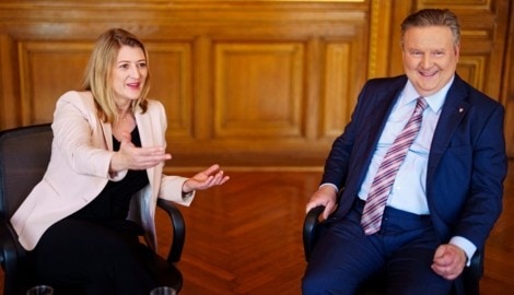 Es darf auch gelacht werden: Emmerling und Ludwig zeigen sich beim Interview im Roten Salon des Rathauses harmonisch. (Bild: Eva Manhart)