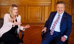 Es darf auch gelacht werden: Emmerling und Ludwig zeigen sich beim Interview im Roten Salon des ...