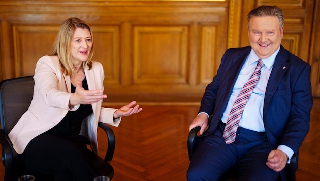 Es darf auch gelacht werden: Emmerling und Ludwig zeigen sich beim Interview im Roten Salon des ...