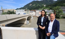 Ortschefs Victoria Weber und Michael Huber bei der neuen Steinbrücke. 