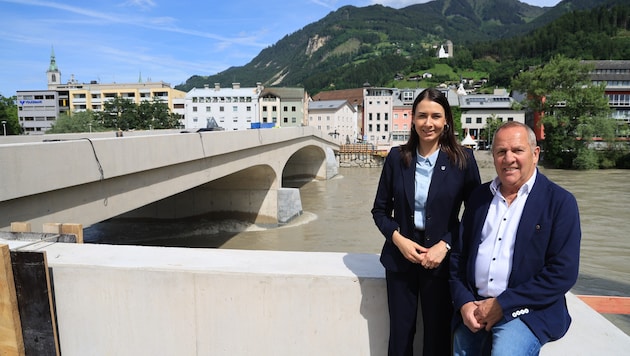 Ortschefs Victoria Weber und Michael Huber bei der neuen Steinbrücke.