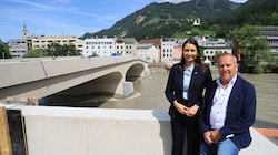 Ortschefs Victoria Weber und Michael Huber bei der neuen Steinbrücke. 
