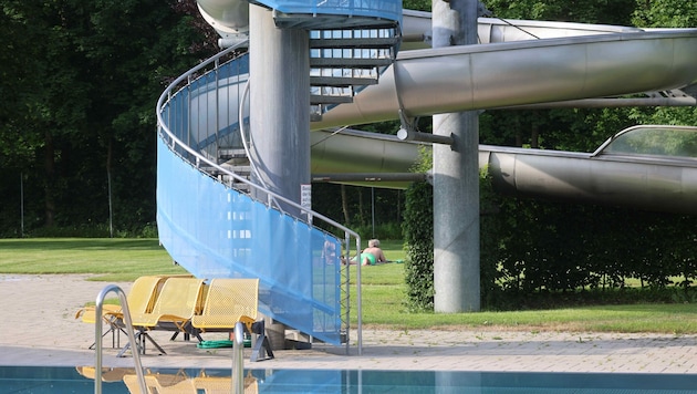 Freibad- statt Hausbesetzung: Etliche Rieder pfiffen auf die Sperre und „erschwindelten“ sich den Zugang.