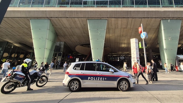 Die Polizei durchsuchte das Gebäude derzeit nach verdächtigen Gegenständen (Symbolbild).