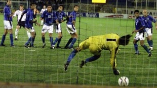 Näher als nach diesem Freistoß von Herzog gegen Israel war Österreich der WM seit 27 Jahren ...