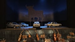In einem der vier Mercedes-Limousinen auf der Bühne der Wiener Staatsoper hatte ein Akku zu ...