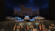 In einem der vier Mercedes-Limousinen auf der Bühne der Wiener Staatsoper hatte ein Akku zu rauchen begonnen. (Bild: Leserreporter)