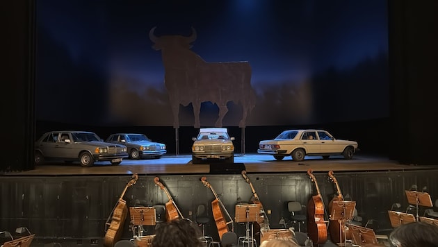 In einem der vier Mercedes-Limousinen auf der Bühne der Wiener Staatsoper hatte ein Akku zu rauchen begonnen.
