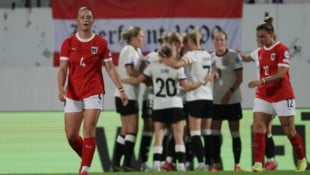 Hängende Köpfe bei Österreichs Fußball-Frauen – gegen Deutschland war man heute chancenlos. (Bild: GEPA)
