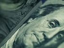 Als Grund für den globalen Rekordwert (seit der ersten Auswertung im Jahr 1997, Anm.) gelten insbesondere steigende Kurse an vielen Aktienmärkten. (Bild: Oleksandr - stock.adobe.com)
