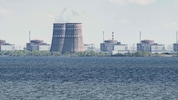 Das im Gebiet Saporischschja liegende mit sechs Blöcken größte Atomkraftwerk Europas wird seit 2022 von russischen Truppen besetzt gehalten. Das AKW wurde daher aus Sicherheitsgründen heruntergefahren. (Bild: AFP/ED JONES)