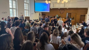 Enormer Andrang und großes Interesse beim Prozess in Klagenfurt, bei dem auch ein Urteil gefällt ...