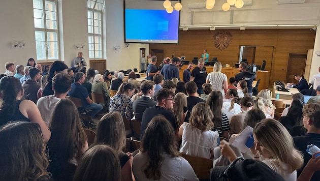 Enormer Andrang und großes Interesse beim Prozess in Klagenfurt, bei dem auch ein Urteil gefällt ...