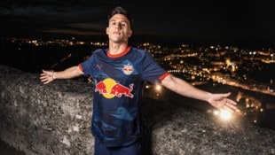Nicolas Capaldo posiert mit dem neuen Auswärtstrikot.
