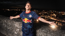 Nicolas Capaldo posiert mit dem neuen Auswärtstrikot.