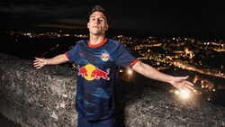 Nicolas Capaldo posiert mit dem neuen Auswärtstrikot.