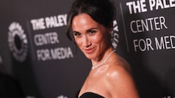 Herzogin Meghan zeigt Tochter Lilibet zum Geburtstag ausnahmsweise nicht von hinten. (Bild: APA/AFP/ETIENNE LAURENT)
