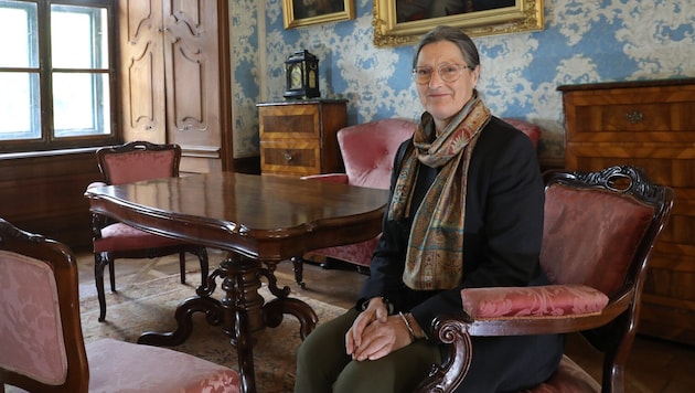 Elisabeth Kuefstein in einem der Salons im Schloss