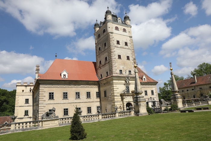 Die Hauptfassade von Schloss Greillenstein