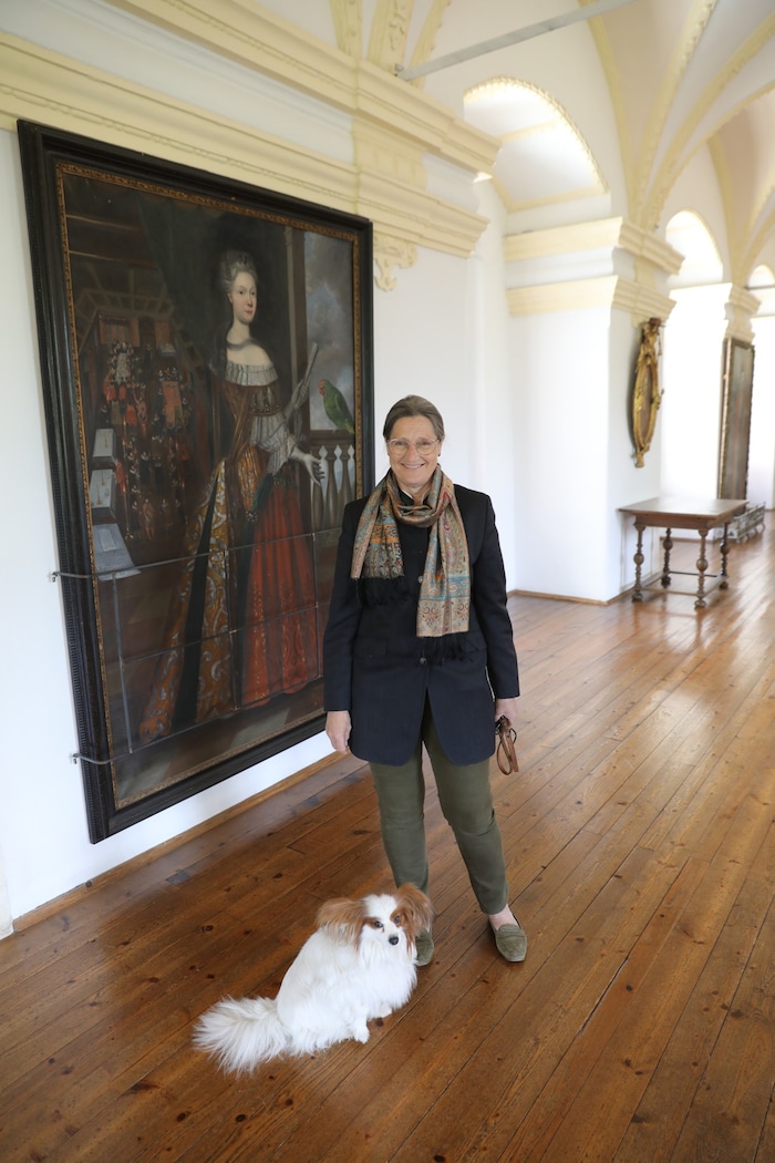 Die Hausherrin mit Schlosshund „Alfie“, der sie immer begleitet