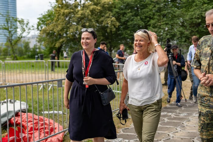 Als SPÖ Wien-Landesparteisekretärin organisierte und veranstaltete Barbara Novak auch das legendäre Donauinselfest. Hier mit Verteidigungsministerin Klaudia Tanner (ÖVP). 