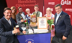 Sieger der Wirtshauswahl: Urbani Wirt mit den Partnern des Events.