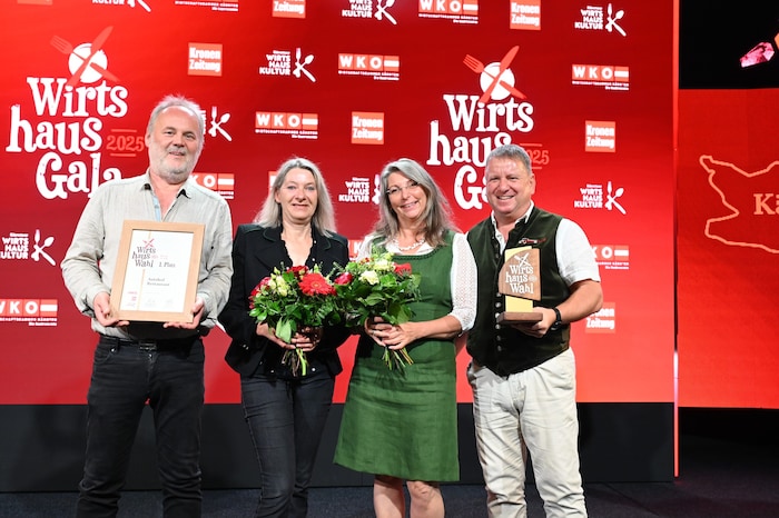 Die Geschäftsführer des Autohofs mit ihren Frauen bei der „Krone“-Wirtshausgala.