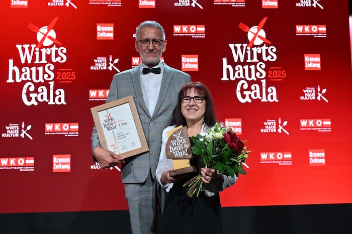 Helga und Peter Mosgan bei der Preisverleihung der Wirtshauswahl.