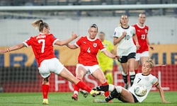 Giulia Gwinn (re.) führte als Kapitänin Deutschland zum 6:0-Sieg gegen Österreich in der Nations ...