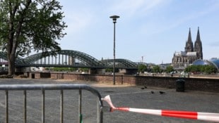 In Köln hat sich eine Person in der Altstadt geweigert, ihre Wohnung zu verlassen, und dadurch den Ablauf der Bombenentschärfungen verzögert. (Bild: EPA/CHRISTOPHER NEUNDORF)