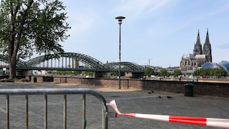 In Köln hat sich eine Person in der Altstadt geweigert, ihre Wohnung zu verlassen, und dadurch den Ablauf der Bombenentschärfungen verzögert. (Bild: EPA/CHRISTOPHER NEUNDORF)