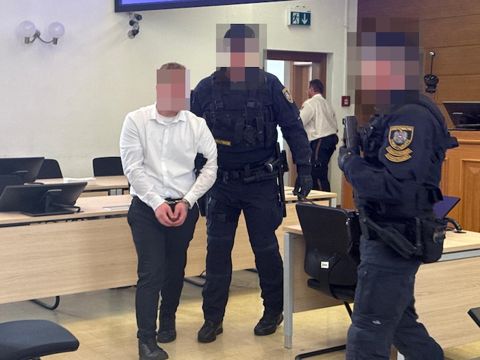 Zwölf Jahre Haft für den 21-jährigen Lukas P., der in der Spittaler Türkkaserne Kameraden Musti ...