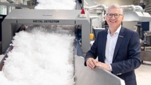 Manfred Hackl ist der Geschäftsführer der Erema-Group, in der weltweit 920 Mitarbeiter tätig ...