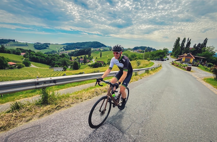 Touristiker Thomas Pichler ist mit dem Rennrad entlang der Südsteirischen Weinstraße unterwegs.