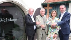 Auf zur Weinwallfahrt: Initiator Hans Feiler (2. v. li.) mit Weinbauverband-Präsident Andreas ...
